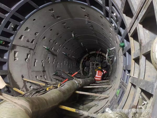 熱烈祝賀鄭州地鐵12號(hào)線21.4米長(zhǎng)富水細(xì)砂層機(jī)械法聯(lián)絡(luò)通道順利貫通！(圖6)